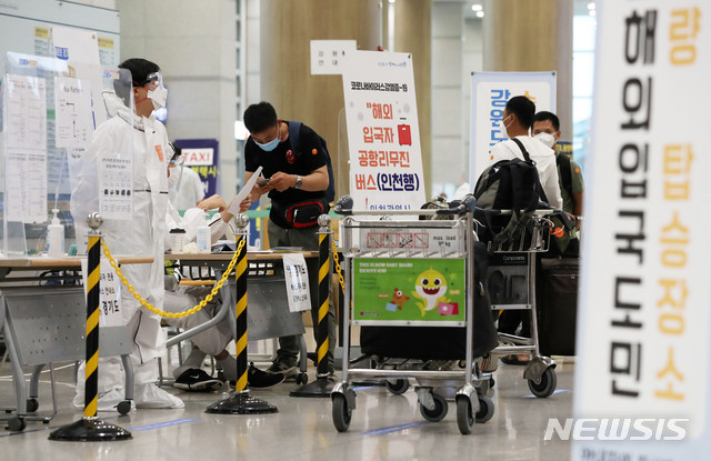 [인천공항=뉴시스]홍효식 기자 = 중앙재난안전대책본부가 내일(13일)부터 감염 위험도가 높은 방역강화 대상국가 외국인 입국자 전원은 출발일 기준 48시간 이전 PCR(유전자 증폭) 검사 음성 확인서를 의무적으로 제출해야 한다고 밝힌 가운데 12일 인천국제공항 제1터미널 입국장에서 외국인들이 해외입국자 교통수단 안내를 받고 있다. 2020.07.12.&nbsp; yesphoto@newsis.com