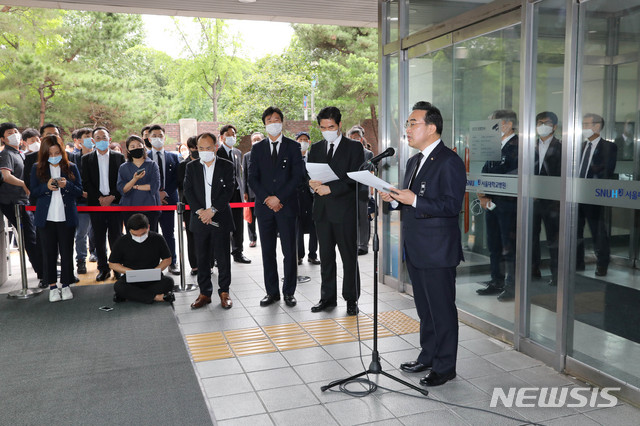 [서울=뉴시스]김병문 기자 = 박홍근 고 박원순 서울특별시장 장례위원회 공동집행위원장이 12일 오후 고 박원순 서울시장의 빈소가 차려진 서울대병원 장례식장 앞에서 브리핑하고 있다. 2020.07.12. dadazon@newsis.com