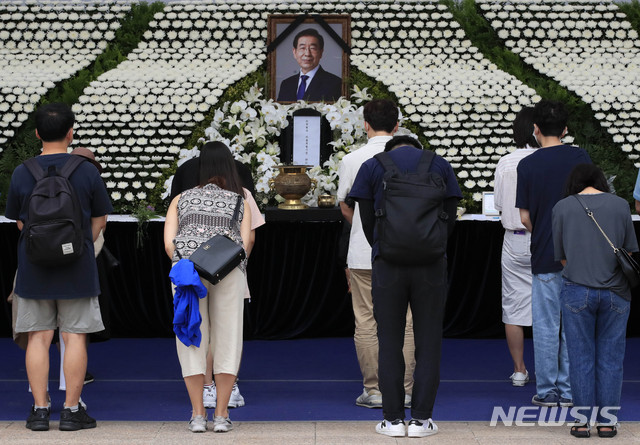 [서울=뉴시스] 박민석 기자 = 시민들이 12일 서울 중구 서울광장에 차려진 고 박원순 서울시장의 시민분향소에서 조문하고 있다. 2020.07.12. mspark@newsis.com