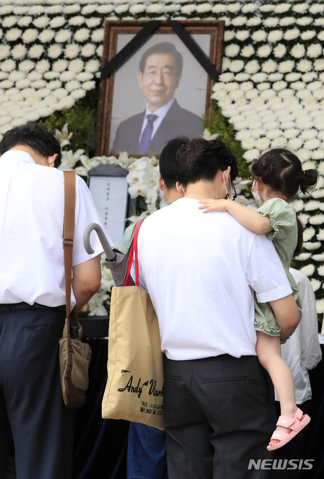 [서울=뉴시스] 박민석 기자 = 시민들이 12일 서울 중구 서울광장에 차려진 고 박원순 서울시장의 시민분향소에서 조문하고 있다. 2020.07.12. mspark@newsis.com