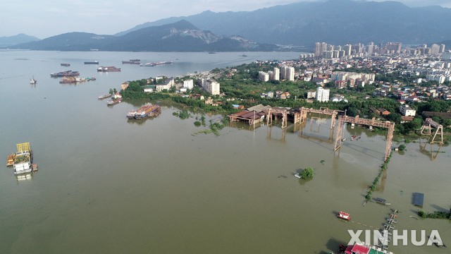 [루산(중 장시성)=신화/뉴시스] = 12일 홍수피해가 발생한 장시성 루산시 포양호 인근 지역이 물에 잠긴 모습. 최근 집중호우가 이어지고 상류에서 내려오는 포양호 수위도 급상승했고, 일부 관측 지점의 수위는 종전 최고였던 1998년의 기록보다 더 높아졌다. 2020.07.13