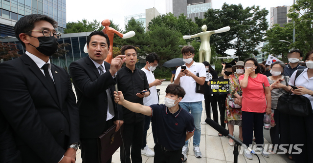 [서울=뉴시스] 조수정 기자 = 강용석 변호사 등 유튜브 채널 '가로세로연구소' 관계자들이 지난 12일 오후 서울 서초동 서울행정법원을 나서며 서울특별시장 기관장 금지 가처분 신청과 관련, 취재진의 질문에 답하고 있다. 고(故) 박원순 서울시장의 장례를 '서울특별시장(葬)' 형식으로 치르는 걸 막아달라며 법원에 가처분 신청을 냈다. 2020.07.12. chocrystal@newsis.com