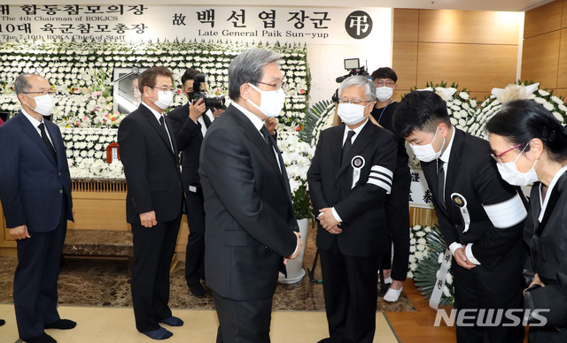 [서울=뉴시스]홍효식 기자 = 노영민 청와대 비서실장이 서훈 안보실장, 김유근 안보실 1차장과 함께 12일 오후 서울 송파구 서울아산병원 장례식장에 마련된 고(故) 백선엽 장군 빈소를 찾아 조문하고 있다. 2020.07.12. photo@newsis.com