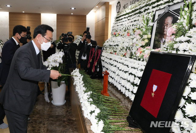 [서울=뉴시스]홍효식 기자 = 주호영 미래통합당 원내대표가 12일 오후 서울 송파구 서울아산병원 장례식장에 마련된 고(故) 백선엽 장군 빈소를 찾아 조문하고 있다. 2020.07.12. photo@newsis.com