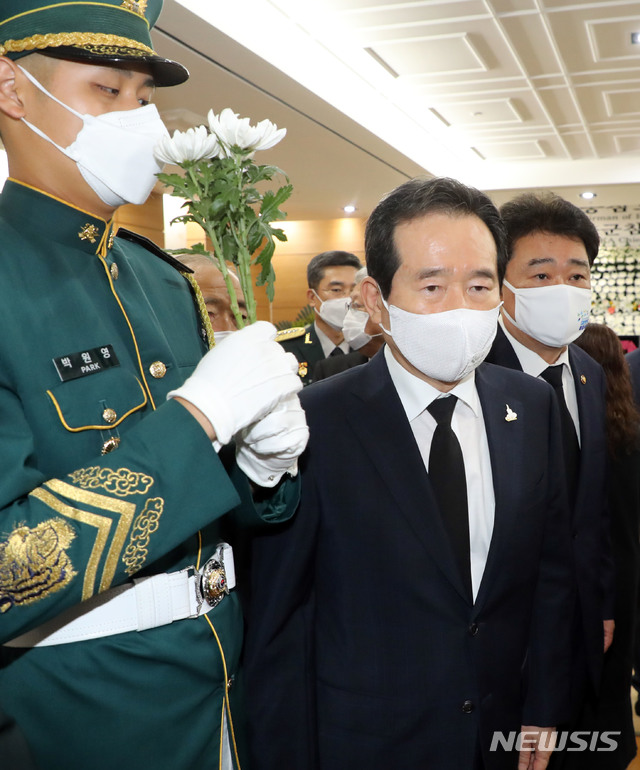 [서울=뉴시스]홍효식 기자 = 정세균 국무총리가 12일 오후 서울 송파구 서울아산병원 장례식장에 마련된 고(故) 백선엽 장군 빈소를 찾아 조문한 뒤 나서고 있다. 2020.07.12. photo@newsis.com