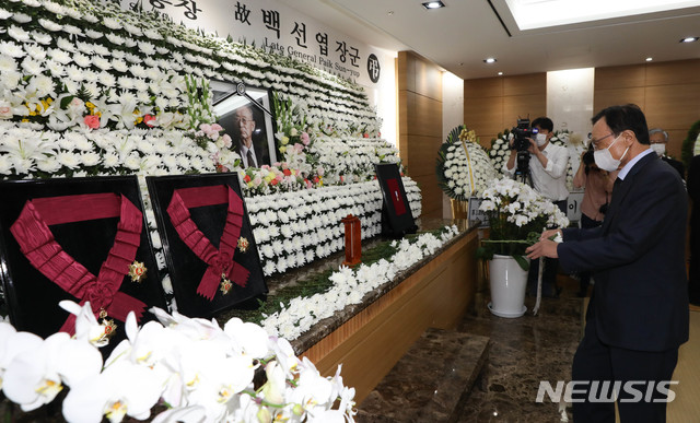 [서울=뉴시스] 조수정 기자 = 이해찬 더불어민주당 대표가 12일 오후 서울 송파구 서울아산병원 장례식장에 마련된 고(故) 백선엽 예비역 육군 대장 빈소를 찾아 조문하고 있다. 2020.07.12. photo@newsis.com