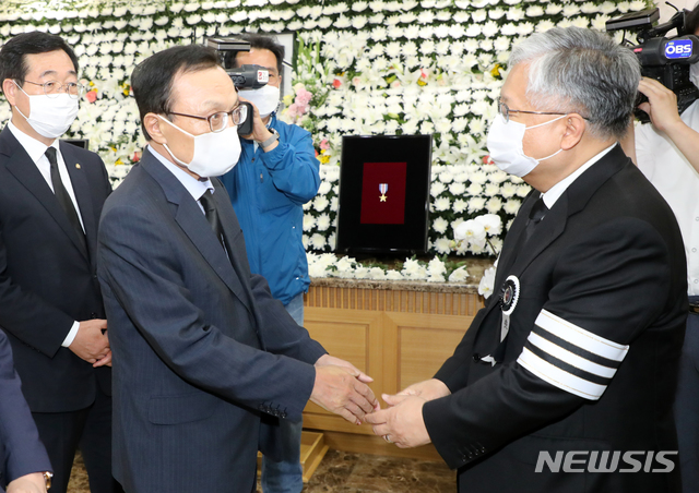 [서울=뉴시스] 조수정 기자 = 이해찬 더불어민주당 대표가 12일 오후 송파구 서울아산병원 장례식장에 마련된 고(故) 백선엽 예비역 육군 대장 빈소를 찾아 조문하고 있다. 2020.07.12. photo@newsis.com