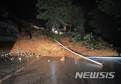 [산청=뉴시스] 13일 오전 2시20분께 경남 산청군 금서면 특리 산58-5 일대 도로가 폭우로 흘러내린 토사로 뒤덮이자 응급복구작업이 진행되고 있다.(사진=경남도 제공) 2020.07.13.&nbsp; photo@newsis.com 