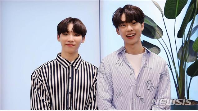 [대전=뉴시스] 4인조 아이돌 그룹 AB6IX의 멤버 전웅(왼쪽), 김동현이 고향인 대전 관광홍보를 하고 있다.