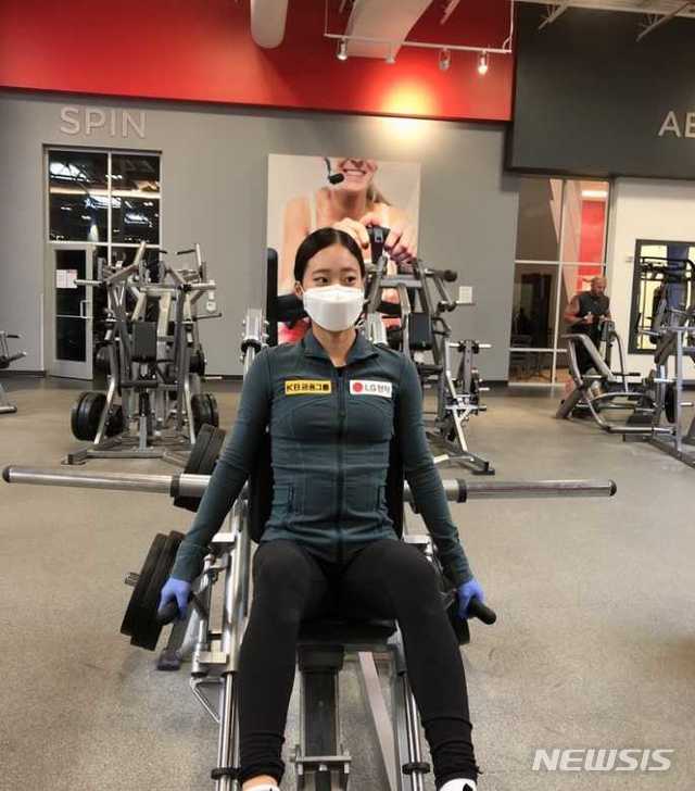 [서울=뉴시스] 유영이 미국 콜로라도주 스프링스의 브로드무어 아레나에서 마스크를 쓴 채 웨이트트레이닝을 하고 있다. (사진 = 대홍기획 제공)