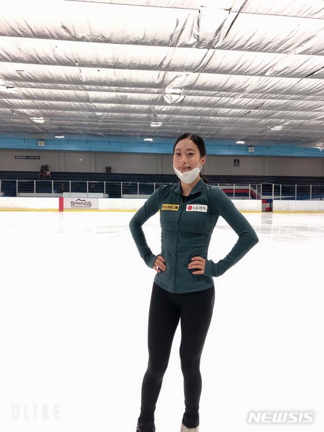 [서울=뉴시스] 유영이 미국 콜로라도주 스프링스의 브로드무어 아레나에서 훈련을 하던 중 포즈를 취하고 있다. (사진 = 대홍기획 제공)