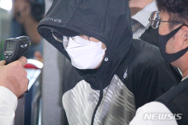 [대구=뉴시스] 이지연 기자 = 보건범죄 단속에 관한 특별조치법 위반 등 혐의를 받고 있는 경북 경주시청 트라이애슬론(철인3종)팀 운동처방사 안주현(45)씨가 13일 오후 대구시 수성구 범어동 대구지방법원에서 구속 전 피의자심문을 받기 위해 들어서고 있다. 2020.07.13. ljy@newsis.com 