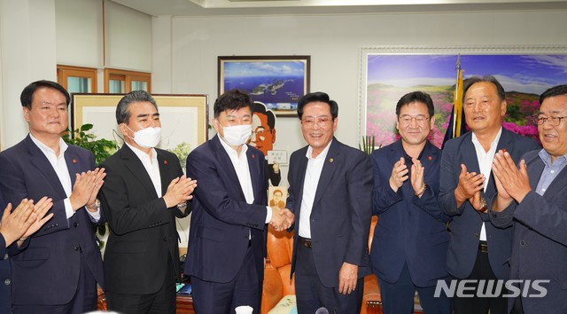 [제주=뉴시스] 원희룡 제주지사와 좌남수 제주도의회 의장이 13일 오전 제주도의회 의장 집무실에서 악수를 하고 있다. (사진=제주도청 제공) 2020.07.13. photo@newsis.com