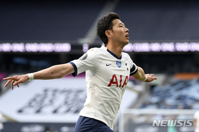[런던=AP/뉴시스]토트넘 손흥민이 12일(현지시간) 영국 런던의 토트넘 홋스퍼 스타디움에서 열린 2019-20시즌 잉글랜드 프리미어리그 35라운드 아스널과의 경기 전반 19분 팀의 첫 번째 골을 넣고 기뻐하고 있다. 손흥민은 1골 1도움을 기록해 10골-10도움 클럽에 가입하며 팀의 2-1 역전승을 이끌었다. 2020.07.13.