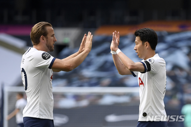 [런던=AP/뉴시스]토트넘 손흥민(오른쪽)이 12일(현지시간) 영국 런던의 토트넘 홋스퍼 스타디움에서 열린 2019-20시즌 잉글랜드 프리미어리그 35라운드 아스널과의 경기 전반 19분 팀의 첫 번째 골을 넣고 해리 케인의 축하를 받고 있다. 손흥민은 1골 1도움을 기록해 10골-10도움 클럽에 가입하며 팀의 2-1 역전승을 이끌었다. 2020.07.13. 