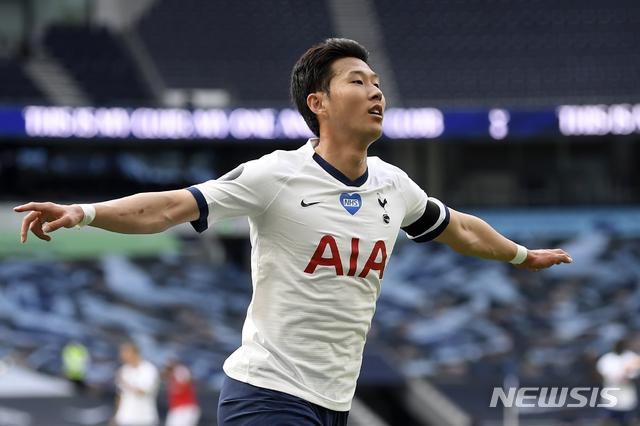 [런던=AP/뉴시스]토트넘 손흥민이 12일(현지시간) 영국 런던의 토트넘 홋스퍼 스타디움에서 열린 2019-20시즌 잉글랜드 프리미어리그 35라운드 아스널과의 경기 전반 19분 팀의 첫 번째 골을 넣고 기뻐하고 있다. 손흥민은 1골 1도움을 기록해 10골-10도움 클럽에 가입하며 팀의 2-1 역전승을 이끌었다. 2020.07.13. 