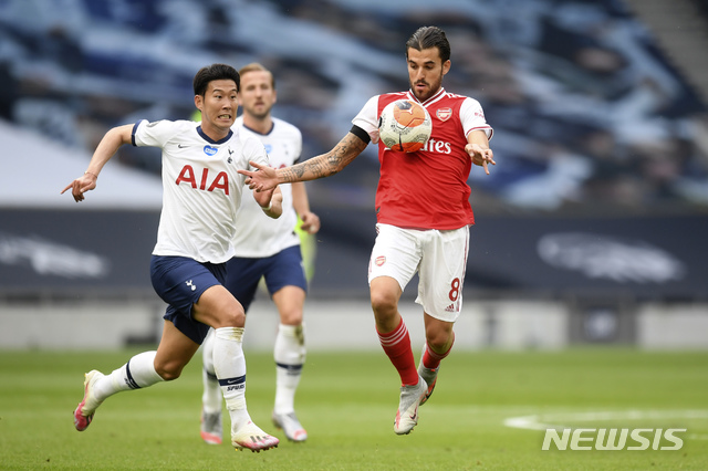 [런던=AP/뉴시스]토트넘 손흥민(왼쪽)이 12일(현지시간) 영국 런던의 토트넘 홋스퍼 스타디움에서 열린 2019-20시즌 잉글랜드 프리미어리그 35라운드 아스널과의 경기에 선발 출전해 공을 다투고 있다. 손흥민은 1골 1도움을 기록해 10골-10도움 클럽에 가입하며 팀의 2-1 역전승을 이끌었다. 2020.07.13.