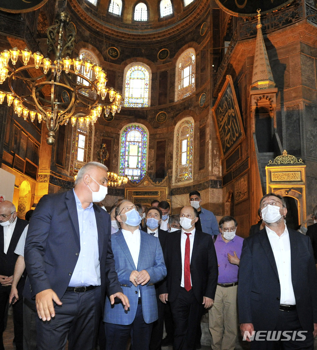 [이스탄불=AP/뉴시스]메흐메트 누리 에르소이(왼쪽) 터키 문화관광부 장관과 관리들이 11일(현지시간) 터키 이스탄불의 관광 명소 성 소피아 박물관을 방문하고 있다. 터키 고등법원이 10일 소피아 박물관에 대해 박물관 지위를 박탈하는 판결을 내리자 레제프 타이이프 에르도안 터키 대통령은 바로 성 소피아를 모스크로 개조하라는 행정명령에 서명했다. 이로써 성 소피아는 대성당-모스크-박물관을 거쳐 다시 모스크로 지위가 바뀌게 된다. 2020.07.13.