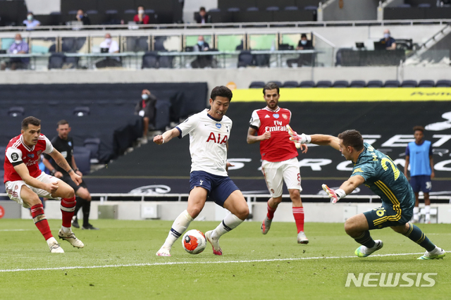 [런던=AP/뉴시스]토트넘 손흥민(왼쪽)이 12일(현지시간) 영국 런던의 토트넘 홋스퍼 스타디움에서 열린 2019-20시즌 잉글랜드 프리미어리그 35라운드 아스널과의 경기에 선발 출전해 슛을 시도하고 있다. 손흥민은 1골 1도움을 기록해 10골-10도움 클럽에 가입하며 팀의 2-1 역전승을 이끌었다. 2020.07.13. 