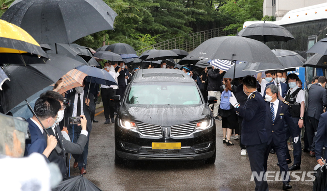 [서울=뉴시스]전진환 기자 = 고(故) 박원순 서울시장 운구차가 13일 오전 발인식이 열린 서울 종로구 서울대학교병원 장례식장을 나와 영결식이 열리는 서울시청으로 향하고 있다. 2020.07.13. amin2@newsis.com