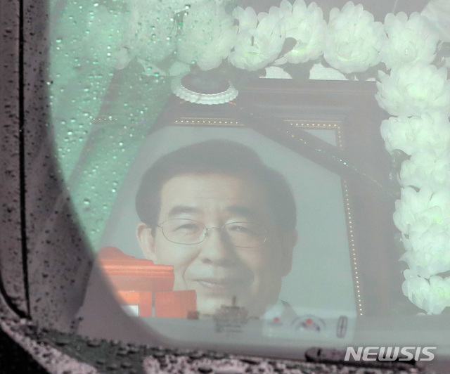[서울=뉴시스]전진환 기자 = 13일 오전 고(故) 박원순 서울시장의 발인식이 엄수된 서울 종로구 서울대학교병원 장례식장에서 고인의 영정과 유해가 운구차에 실려 나오고 있다. 2020.07.13. amin2@newsis.com