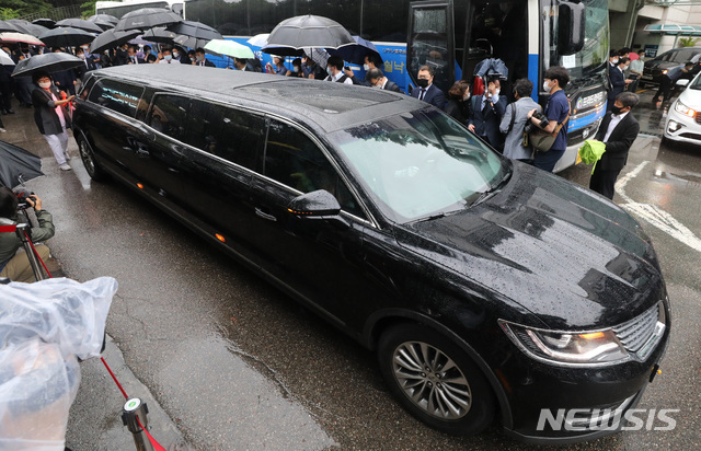 [서울=뉴시스]전진환 기자 = 13일 오전 서울 종로구 서울대학교병원 장례식장에서 고(故) 박원순 서울시장의 발인식이 엄수되고 있다. 2020.07.13. amin2@newsis.com