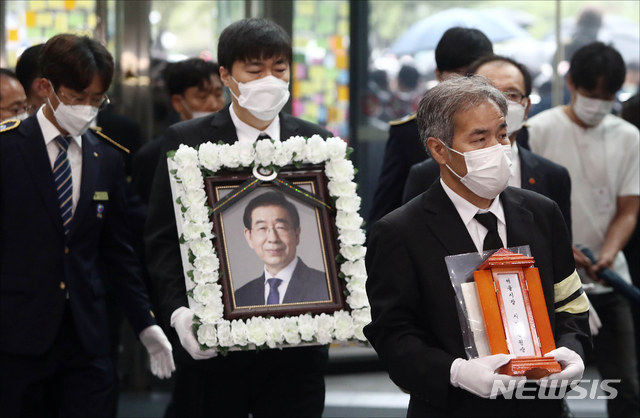 [서울=뉴시스]고승민 기자 = 고 박원순 서울시장의 발인이 진행된 지난 13일 오전 서울 중구 서울시청에서 고인의 위패와 영정이 영결식장으로 향하고 있다. 2020.07.13. photo@newsis.com