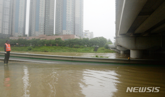 [전주=뉴시스] 김얼 기자 = 완산구청 건설과 관계자들은 13일 전북 전주시 완산구 효자동의 한 지하 차도가 폭우로 물에 잠기자 차량이 지나다니지 못하게 통제하고 있다. 2020.07.13. pmkeul@newsis.com