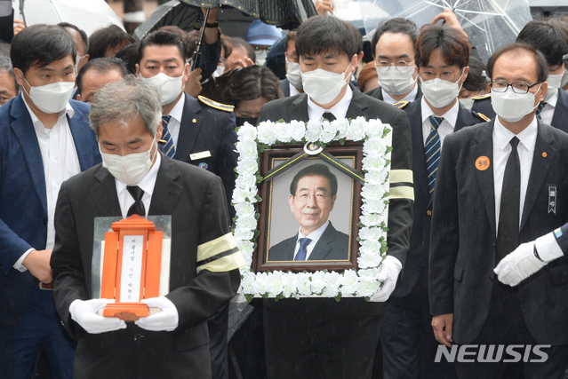 [서울=뉴시스]고승민 기자 = 고 박원순 서울시장의 발인이 엄수된 13일 오전 서울 중구 서울시청에서 고인의 위패와 영정이 영결식장으로 향하고 있다. 2020.07.13. photo@newsis.com