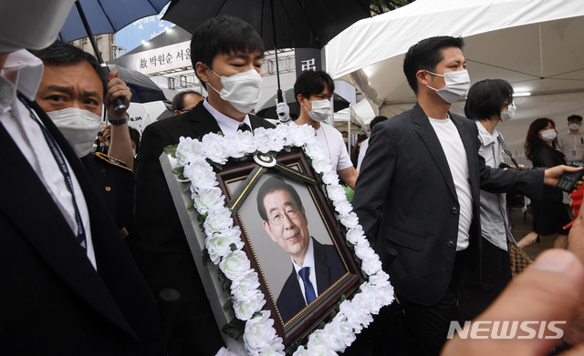 [서울=뉴시스]고승민 기자 = 고 박원순 서울특별시장의 영현이 13일 서울광장에서 영결식이 열릴 서울시청사로 봉송되고 있다. 2020.07.13.photo@newsis.com