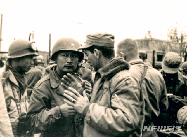 [서울=뉴시스]박진희 기자 =&nbsp; 6·25전쟁 영웅이자 창군 원로인 백선엽 예비역 대장이 10일 오후 11시께 별세했다. 향년 100세. 사진은 미1군 단장에게 평양 탈환 상황을 보고하는 백선엽. (사진=육군 제공) 2020.07.13.photo@newsis.com(* 위 사진은 재배포, 재판매, DB 및 활용을 금지합니다)