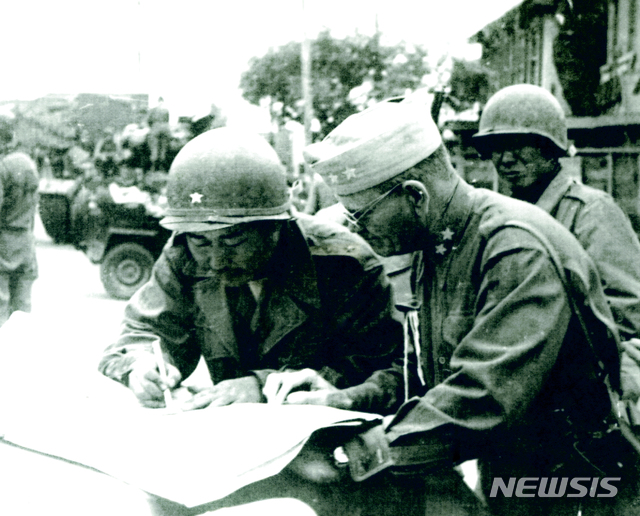 [서울=뉴시스]박진희 기자 =&nbsp; 6·25전쟁 영웅이자 창군 원로인 백선엽 예비역 대장이 10일 오후 11시께 별세했다. 향년 100세. 사진은 미1군 단장에게 평양 탈환 상황을 보고하는 백선엽. (사진=육군 제공) 2020.07.13.photo@newsis.com(* 위 사진은 재배포, 재판매, DB 및 활용을 금지합니다)