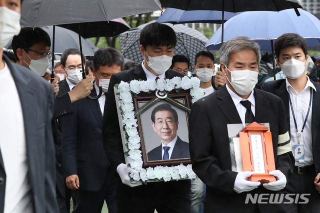 [서울=뉴시스]고승민 기자 = 고 박원순 서울특별시장의 영현이 13일 서울시청에서 영결식을 마친 후 서울추모공원으로 봉송되고 있다. 2020.07.13.kkssmm99@newsis.com