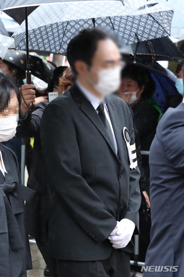 [서울=뉴시스]고승민 기자 = 고 박원순 서울특별시장의 영현이 지난 13일 서울시청에서 영결식을 마친 후 서울추모공원으로 봉송, 뒤를 따르는 아들 박주신 씨가 슬픔에 잠겨있다. 2020.07.13.kkssmm99@newsis.com