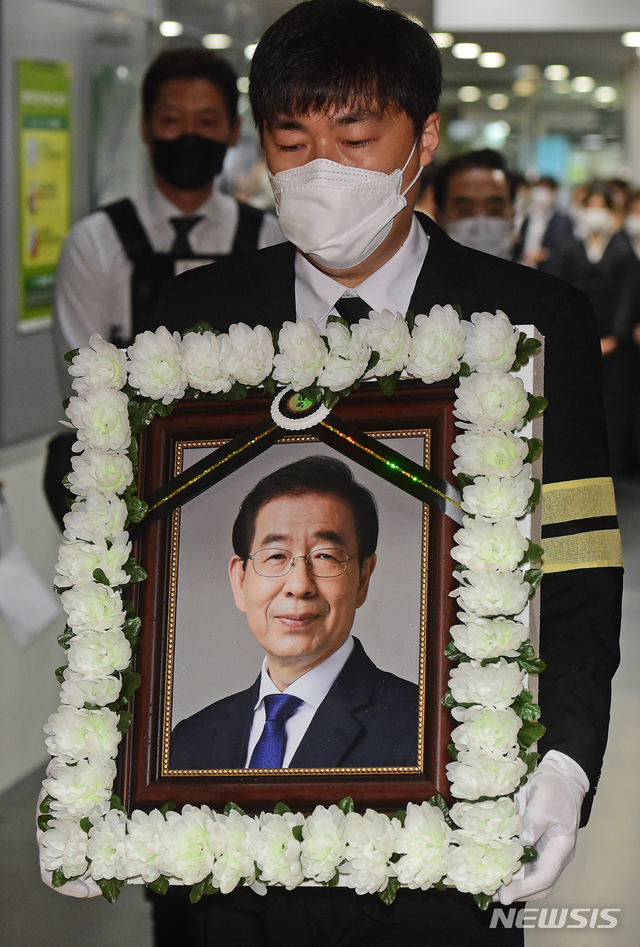 [서울=뉴시스]사진공동취재단 = 13일 서울 중구 서울시청에서 열린 고 박원순 서울특별시장 영결식에서 박 시장의 영정사진이 들어가고 있다. 2020.07.13. photo@newsis.com