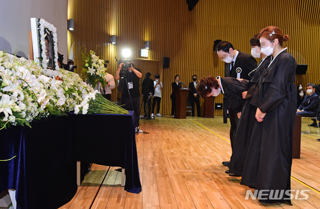 [서울=뉴시스]사진공동취재단 = 13일 서울 중구 서울시청에서 열린 고 박원순 서울특별시장 영결식에서 부인 강난희 여사와 유가족들이 헌화를 한 뒤 인사하고 있다. 2020.07.13. photo@newsis.com