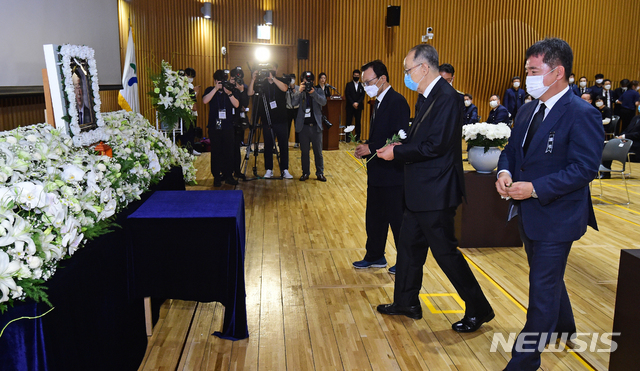 [서울=뉴시스]사진공동취재단 = 13일 서울 중구 서울시청에서 열린 고 박원순 서울특별시장 영결식에서 공동장례위원장인 백낙청 서울대 명예교수와 이해찬 더불어민주당 대표, 서정협 시장 권한대행이 헌화를 하고 있다. 2020.07.13. photo@newsis.com