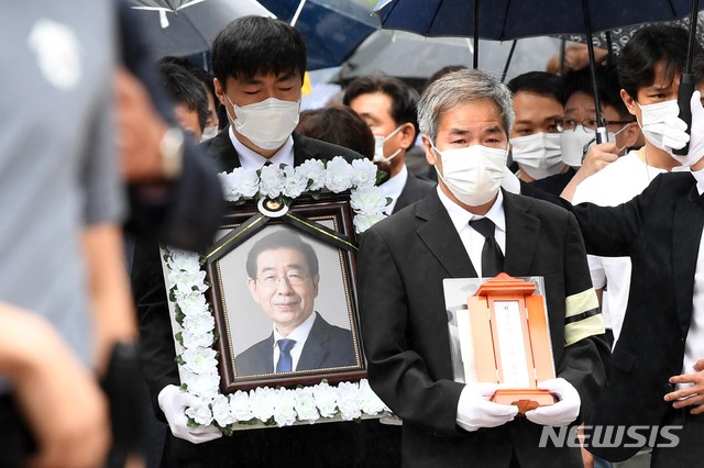 [서울=뉴시스]고승민 기자 = 고(故) 박원순 서울시장의 운구행렬이 지난 7월13일 오전 서울 중구 서울시청에서 열린 영결식을 마친 뒤 추모공원으로 출발하기 위해 이동하고 있다. 2020.07.13. photo@newsis.com