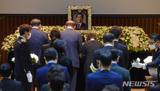 [서울=뉴시스]사진공동취재단 = 13일 서울 중구 서울시청에서 열린 고 박원순 서울특별시장 영결식에서 유가족들이 헌화를 하고 있다. 2020.07.13. photo@newsis.com