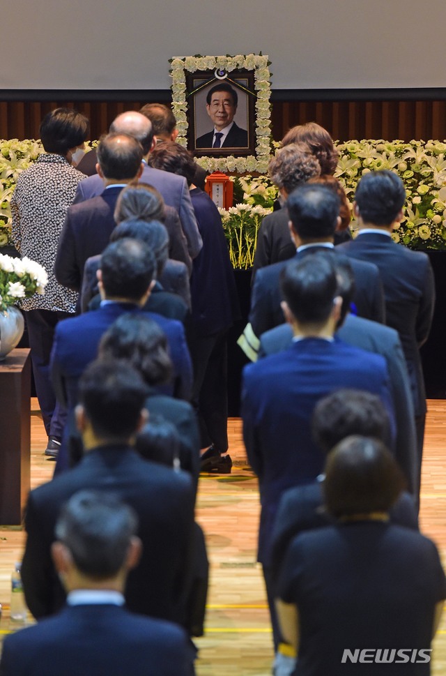 [서울=뉴시스]사진공동취재단 = 13일 서울 중구 서울시청에서 열린 고 박원순 서울특별시장 영결식에서 유가족들이 헌화를 하고 있다. 2020.07.13. photo@newsis.com