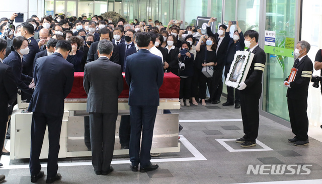 [서울=뉴시스]전진환 기자 = 고(故) 박원순 서울특별시장의 영결식이 엄수된 13일 오전 고인의 유해가 화장장인 서울 서초구 서울추모공원에 도착하고 있다. 2020.07.13. amin2@newsis.com