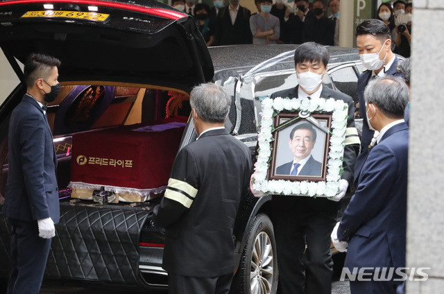 [서울=뉴시스]전진환 기자 = 고(故) 박원순 서울특별시장의 영결식이 엄수된 13일 오전 고인의 유해와 영정이 화장장인 서울 서초구 서울추모공원에 도착하고 있다. 2020.07.13. amin2@newsis.com