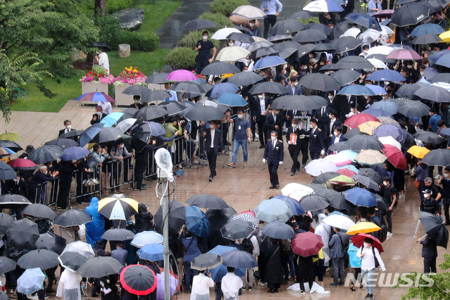 [서울=뉴시스]고승민 기자 = 고 박원순 서울특별시장의 영현이 지난 13일 서울시청에서 영결식을 마친 후 서울추모공원으로 봉송되고 있다. 2020.07.13.photo@newsis.com