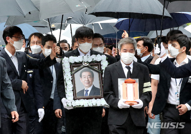 [서울=뉴시스]고승민 기자 = 고(故) 박원순 서울시장의 영현이 지난 13일 서울시청에서 영결식을 마친 후 서울추모공원으로 봉송되고 있다. 2020.07.13.photo@newsis.com