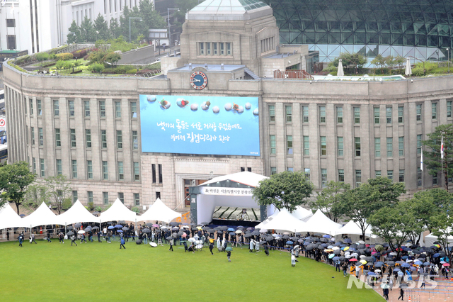 [서울=뉴시스]고승민 기자 = 고 박원순 서울특별시장의 영현이 13일 서울시청에서 영결식을 마친 후 서울추모공원으로 봉송되고 있다. 2020.07.13.photo@newsis.com