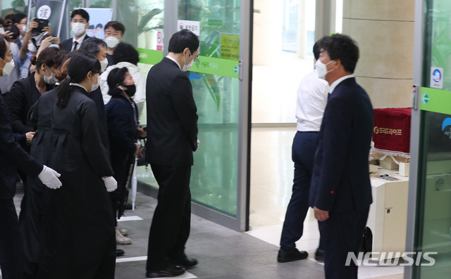 [서울=뉴시스]전진환 기자 = 고(故) 박원순 서울특별시장의 영결식이 엄수된 13일 오전 고인의 유해가 화장장인 서울 서초구 서울추모공원에 도착하고 있다. 2020.07.13. amin2@newsis.com