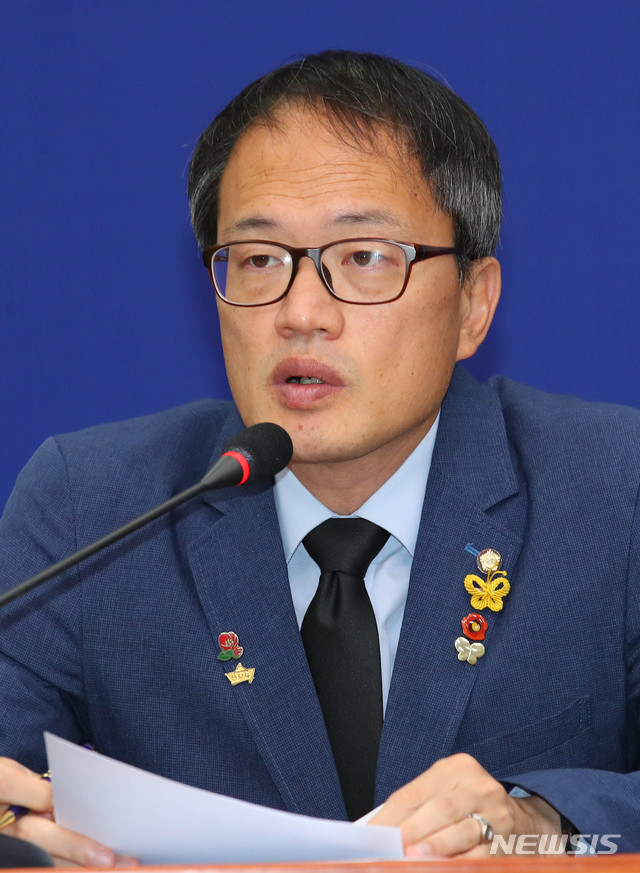 [서울=뉴시스] 장세영 기자 = 박주민 더불어민주당 최고위원이 13일 서울 여의도 국회에서 열린 더불어민주당 최고위원회의에 참석해 현안관련 발언을 하고 있다. 2020.07.13.&nbsp; photothink@newsis.com