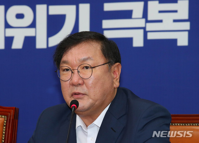 [서울=뉴시스] 장세영 기자 = 김태년 더불어민주당 원내대표가 13일 서울 여의도 국회에서 열린 더불어민주당 최고위원회의에 참석해 현안관련 발언을 하고 있다. 2020.07.13. photothink@newsis.com