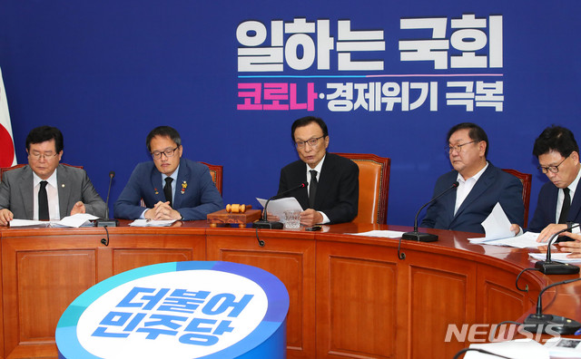 [서울=뉴시스] 장세영 기자 = 이해찬 더불어민주당 대표가 13일 서울 여의도 국회에서 열린 더불어민주당 최고위원회의에 참석해 현안관련 발언을 하고 있다. 2020.07.13.&nbsp; photothink@newsis.com