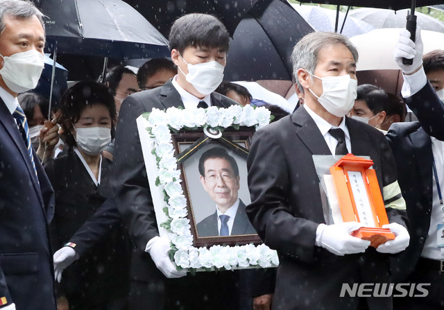 [서울=뉴시스]고승민 기자 = 고 박원순 서울특별시장의 영현이 13일 영결식을 하기 위해 서울시청사로 들어서고 있다. 이를 부인 강난희 여사 등 참석자들이 뒤따르고 있다. 2020.07.13.  kkssmm99@newsis.com